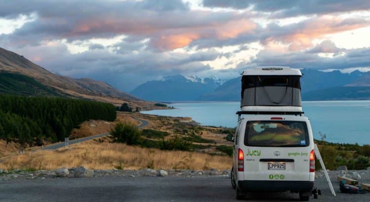 découvrez notre sélection de camper vans idéaux pour vos aventures sur la route. que vous soyez en quête de confort, de liberté ou d'une expérience inoubliable en pleine nature, nos modèles variés sauront répondre à toutes vos attentes. préparez-vous à explorer de nouveaux horizons tout en profitant d'un espace de vie optimisé.